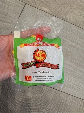 McDonald's Snoopy World Tour 1998 New Zealand Toy